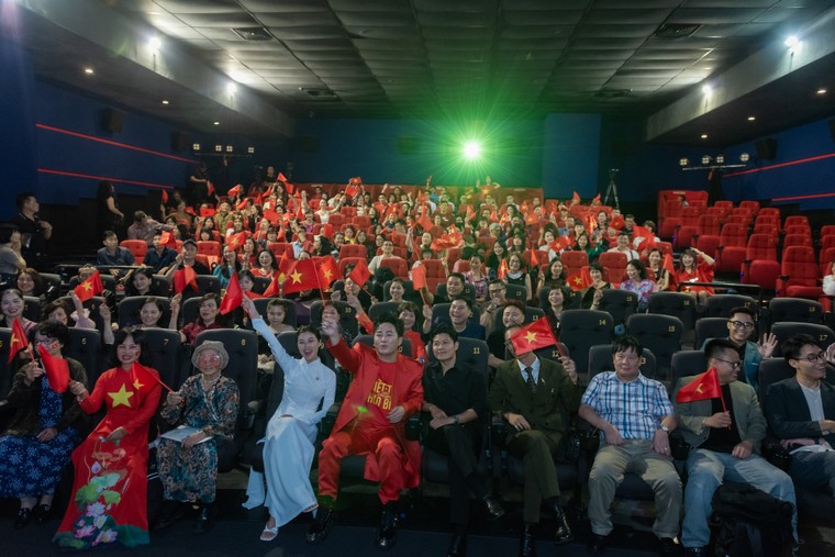 Ra mắt MV "Viết tiếp câu chuyện hòa bình" của Nguyễn Văn Chung và Tùng Dương ảnh 5