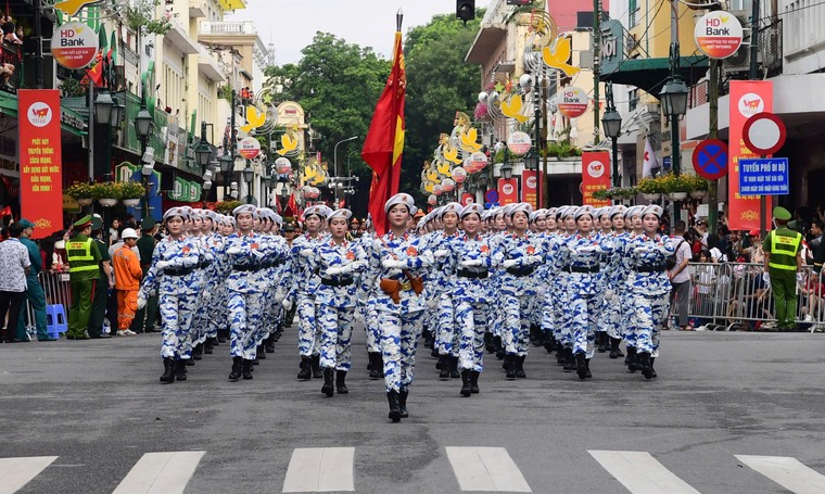 Chùm ảnh: Tổng duyệt Lễ diễu binh, diễu hành A80 tại Quảng trường Ba Đình và các tuyến phố trung tâm Hà Nội ảnh 8