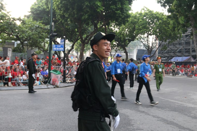 Trải nghiệm ngày Quốc Khánh 2/9 trên đường phố Hà Nội ảnh 7