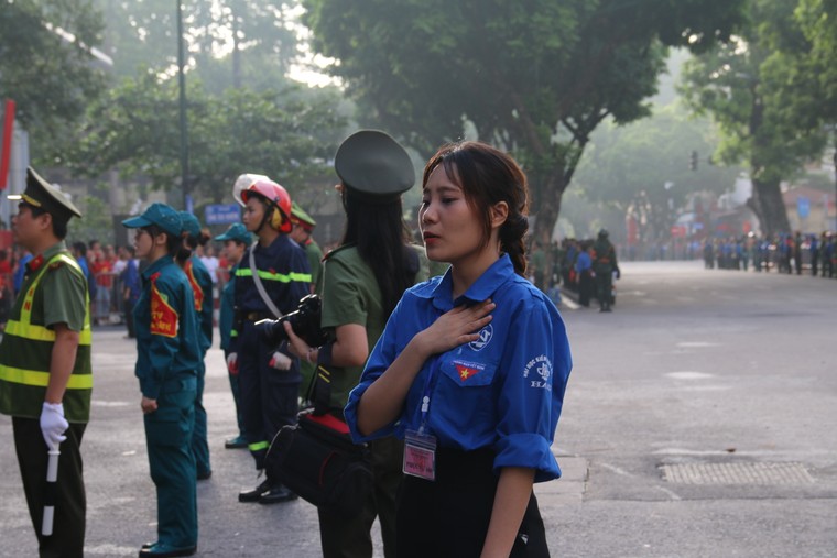Trải nghiệm ngày Quốc Khánh 2/9 trên đường phố Hà Nội ảnh 9