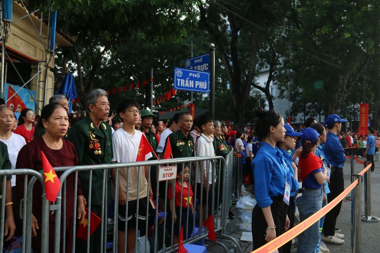 Trải nghiệm ngày Quốc Khánh 2/9 trên đường phố Hà Nội ảnh 10