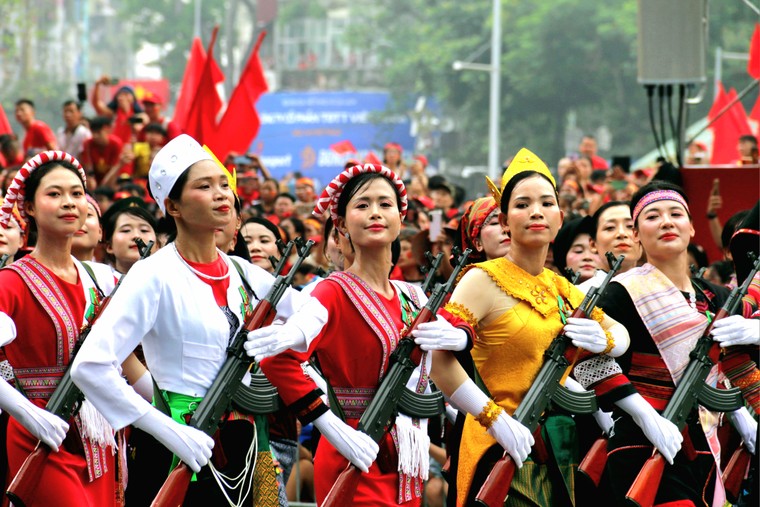 Trải nghiệm ngày Quốc Khánh 2/9 trên đường phố Hà Nội ảnh 14