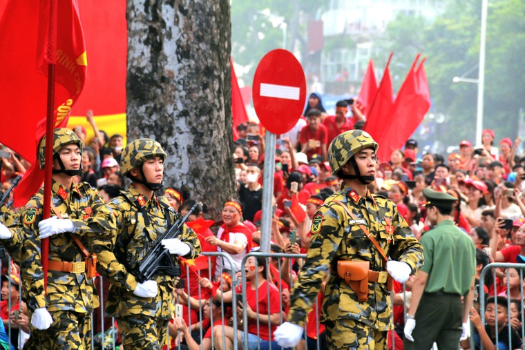 Trải nghiệm ngày Quốc Khánh 2/9 trên đường phố Hà Nội ảnh 12