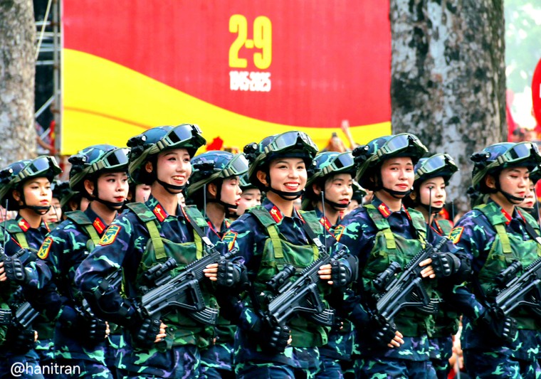 Trải nghiệm ngày Quốc Khánh 2/9 trên đường phố Hà Nội ảnh 11