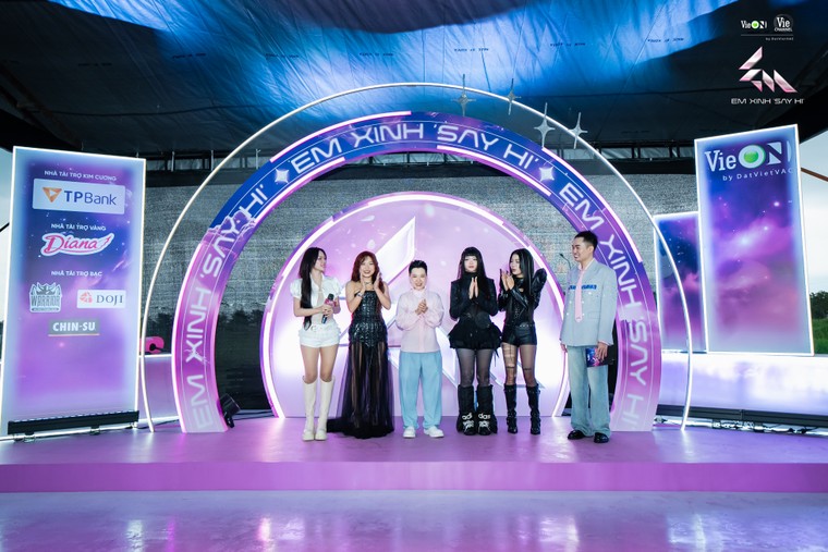 Chùm ảnh: Bữa tiệc màu sắc tại đêm concert đầu tiên của Em Xinh "Say Hi" ảnh 12