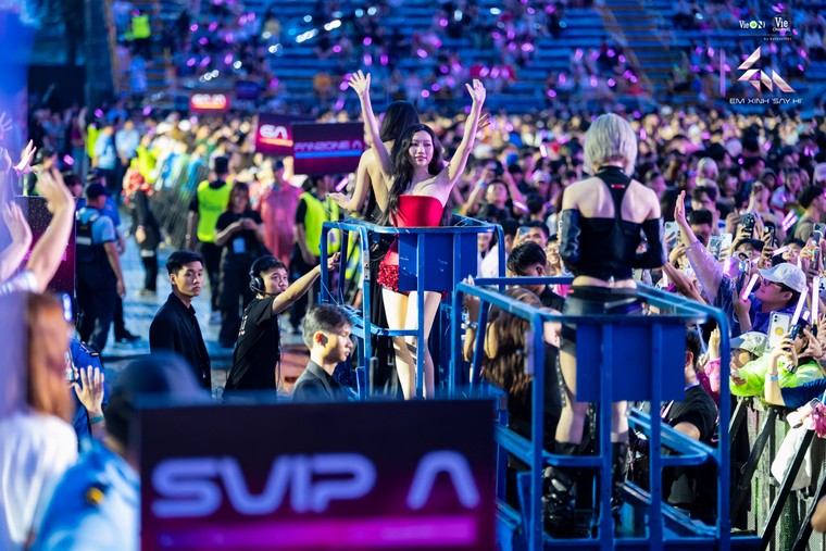 Chùm ảnh: Bữa tiệc màu sắc tại đêm concert đầu tiên của Em Xinh "Say Hi" ảnh 13