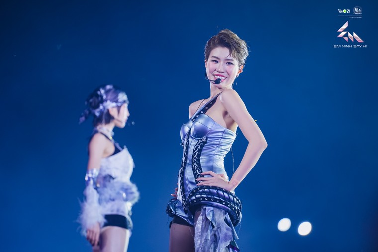 Chùm ảnh: Bữa tiệc màu sắc tại đêm concert đầu tiên của Em Xinh "Say Hi" ảnh 8