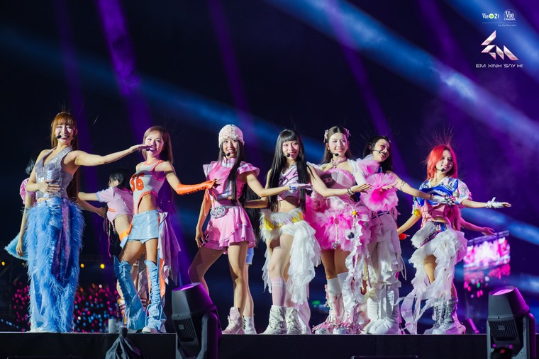 Chùm ảnh: Bữa tiệc màu sắc tại đêm concert đầu tiên của Em Xinh "Say Hi" ảnh 6