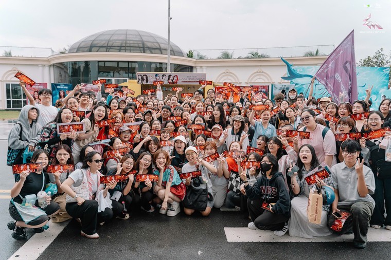Trước thềm Em Xinh “Say Hi” Concert - Đêm 1: Không khí sôi động với hoạt động food truck, các Em Xinh miệt mài tổng duyệt ảnh 5