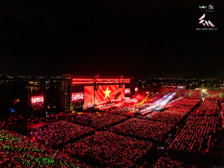 Chùm ảnh: Bữa tiệc màu sắc tại đêm concert đầu tiên của Em Xinh "Say Hi" ảnh 1