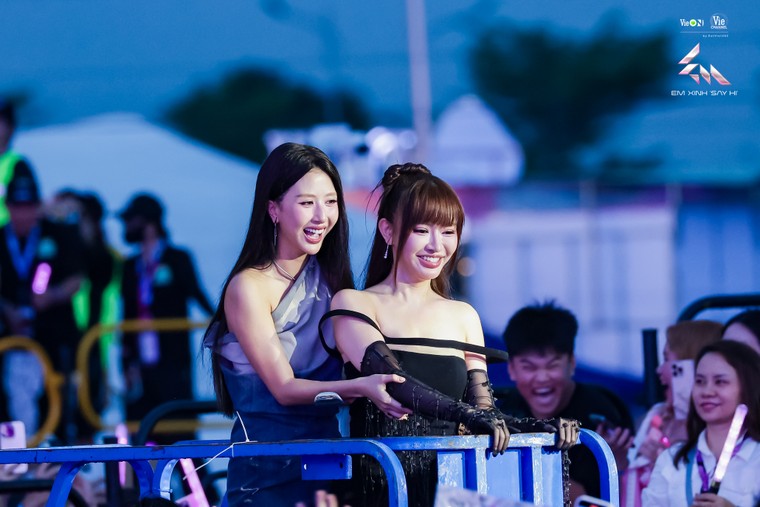 Chùm ảnh: Bữa tiệc màu sắc tại đêm concert đầu tiên của Em Xinh "Say Hi" ảnh 9