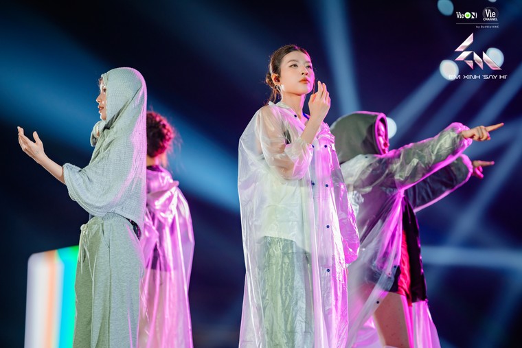 Trước thềm Em Xinh “Say Hi” Concert - Đêm 1: Không khí sôi động với hoạt động food truck, các Em Xinh miệt mài tổng duyệt ảnh 4