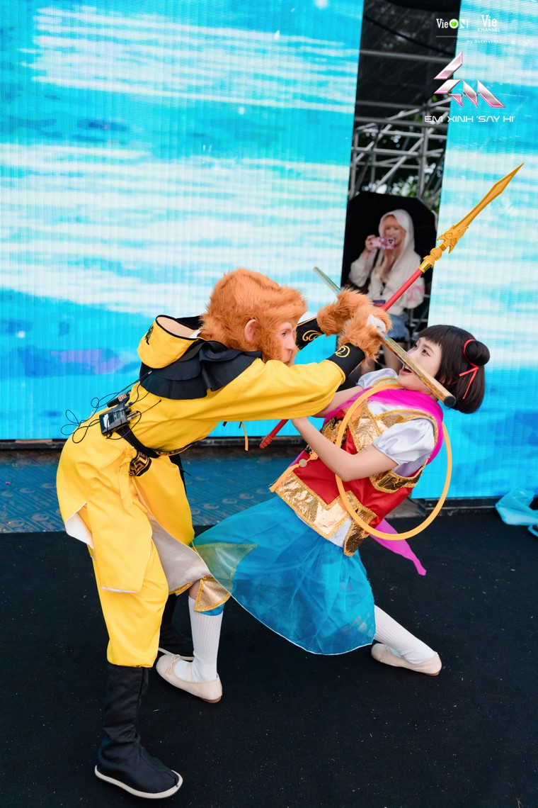 Trước thềm Em Xinh “Say Hi” Concert - Đêm 1: Không khí sôi động với hoạt động food truck, các Em Xinh miệt mài tổng duyệt ảnh 2