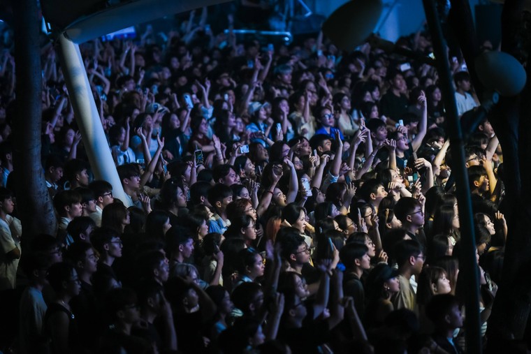 Sức trẻ Đại học Thăng Long “đốt cháy” Quảng trường Tri thức: Uni-Stellar K38 rực rỡ sau bão Bualoi ảnh 13