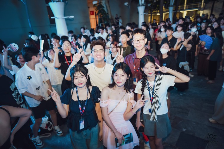 Sức trẻ Đại học Thăng Long “đốt cháy” Quảng trường Tri thức: Uni-Stellar K38 rực rỡ sau bão Bualoi ảnh 11