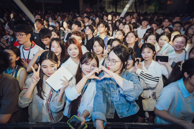 Sức trẻ Đại học Thăng Long “đốt cháy” Quảng trường Tri thức: Uni-Stellar K38 rực rỡ sau bão Bualoi ảnh 12