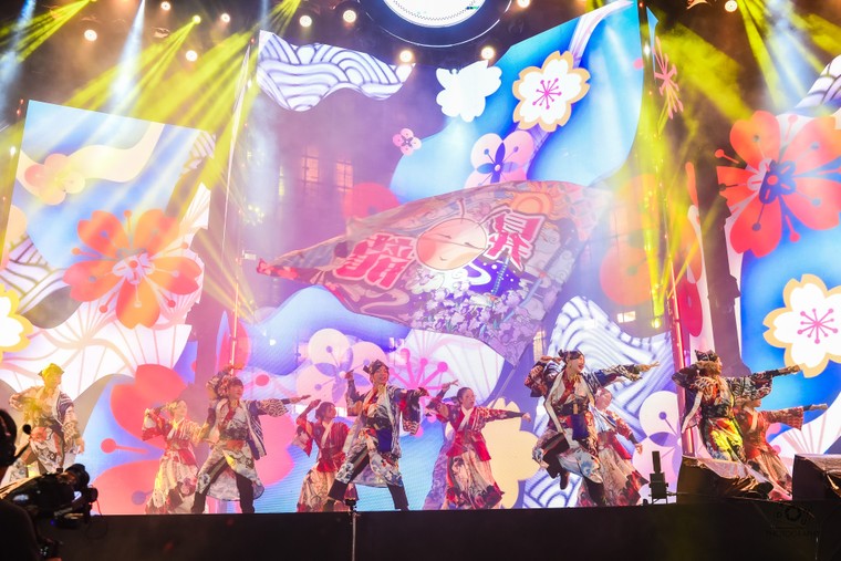 Sức trẻ Đại học Thăng Long “đốt cháy” Quảng trường Tri thức: Uni-Stellar K38 rực rỡ sau bão Bualoi ảnh 3