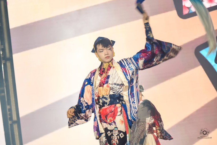 Sức trẻ Đại học Thăng Long “đốt cháy” Quảng trường Tri thức: Uni-Stellar K38 rực rỡ sau bão Bualoi ảnh 4