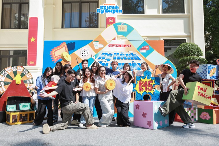 Photobooth “Kỳ Hành Kỳ Duyên”: Điểm nhấn độc đáo dành cho K45 trường Báo ảnh 1