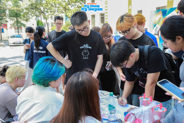 Photobooth “Kỳ Hành Kỳ Duyên”: Điểm nhấn độc đáo dành cho K45 trường Báo ảnh 2