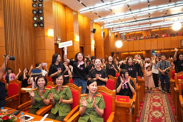 DatVietVAC và các nghệ sĩ Vũ Trụ “Say Hi” ủng hộ 1 tỷ đồng cùng Hội Phụ nữ Bộ Công an hỗ trợ khắc phục hậu quả bão lũ ảnh 5