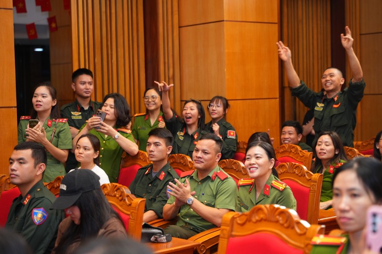 DatVietVAC và các nghệ sĩ Vũ Trụ “Say Hi” ủng hộ 1 tỷ đồng cùng Hội Phụ nữ Bộ Công an hỗ trợ khắc phục hậu quả bão lũ ảnh 6