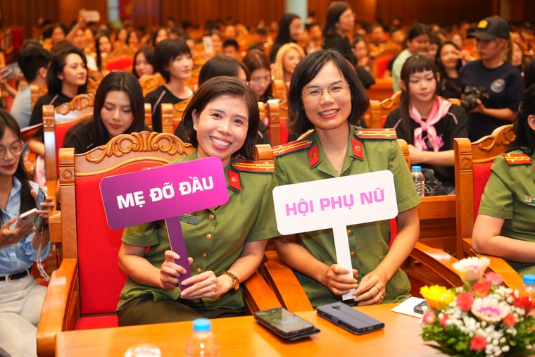 DatVietVAC và các nghệ sĩ Vũ Trụ “Say Hi” ủng hộ 1 tỷ đồng cùng Hội Phụ nữ Bộ Công an hỗ trợ khắc phục hậu quả bão lũ ảnh 8