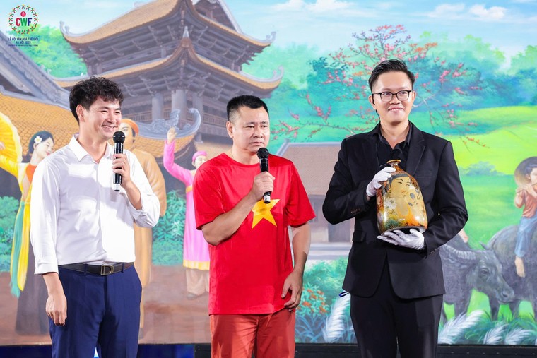 Lễ hội Văn hóa Thế giới tại Hà Nội quyên góp 2,5 tỷ đồng ủng hộ đồng bào vùng lũ ảnh 12