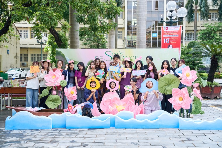 Photobooth “FPS 2025 - Sen's Resonance” đổ bộ khuôn viên trường Báo ảnh 1