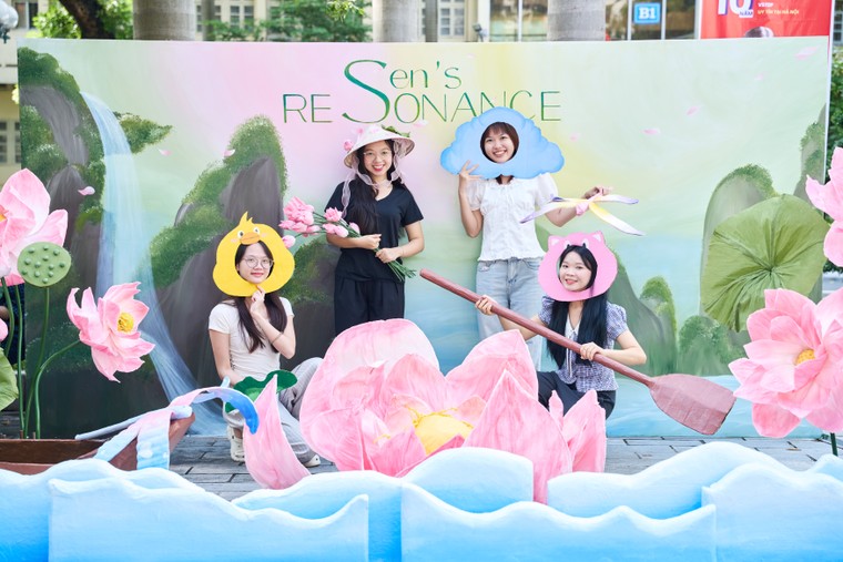 Photobooth “FPS 2025 - Sen's Resonance” đổ bộ khuôn viên trường Báo ảnh 5