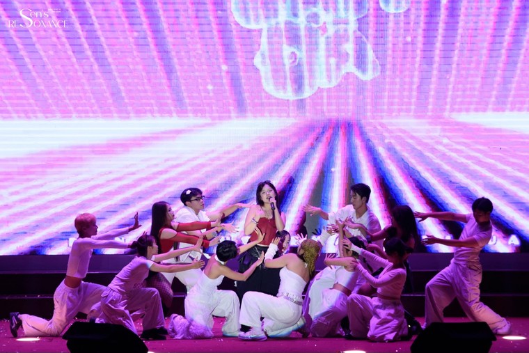 “Đắm chìm” trong không gian âm nhạc của sự kiện chào tân sinh viên trường Báo ảnh 2