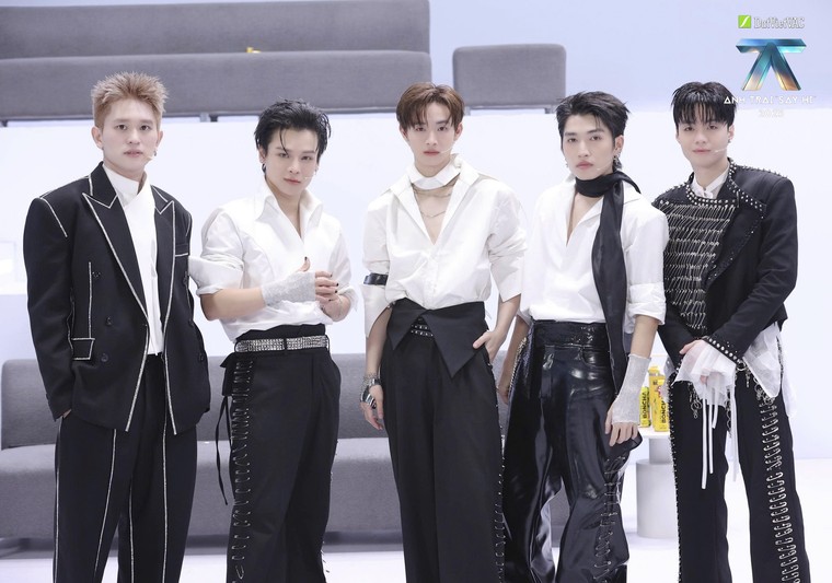 Anh Trai “Say Hi” 2025 Tập 7: Sáu màu sắc âm nhạc riêng trong Live Stage 3, team Anh Trai Ngô Kiến Huy đưa khán giả trở lại thời thanh xuân với concept học đường ảnh 1