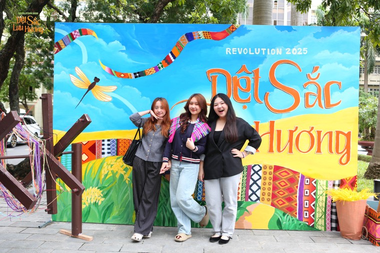 Sinh viên trường Báo hào hứng tham gia minigame tại photobooth “Thanh Âm Sắc Cẩm” ảnh 1