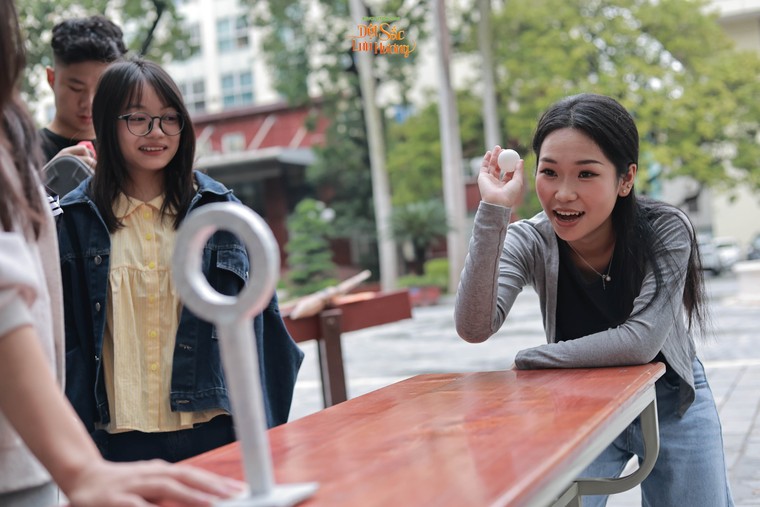 Sinh viên trường Báo hào hứng tham gia minigame tại photobooth “Thanh Âm Sắc Cẩm” ảnh 2