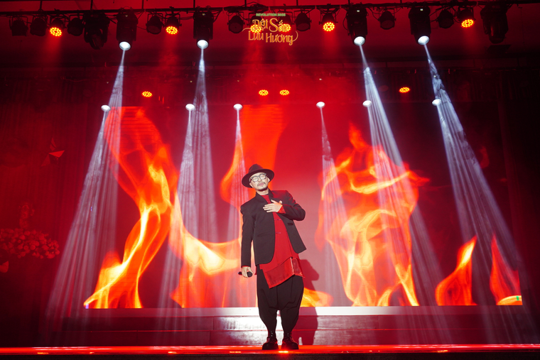 Hà Lê “se sợi chỉ” cảm xúc, kết nối hàng nghìn trái tim tại Đêm nhạc Revolution 2025: Dệt Sắc Lưu Hương ảnh 1