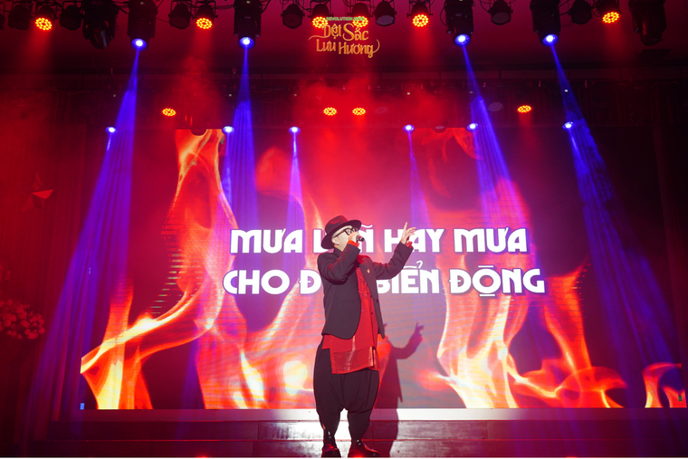 Hà Lê “se sợi chỉ” cảm xúc, kết nối hàng nghìn trái tim tại Đêm nhạc Revolution 2025: Dệt Sắc Lưu Hương ảnh 2