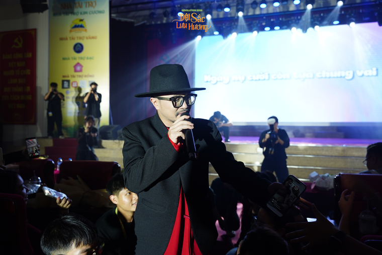 Hà Lê “se sợi chỉ” cảm xúc, kết nối hàng nghìn trái tim tại Đêm nhạc Revolution 2025: Dệt Sắc Lưu Hương ảnh 4