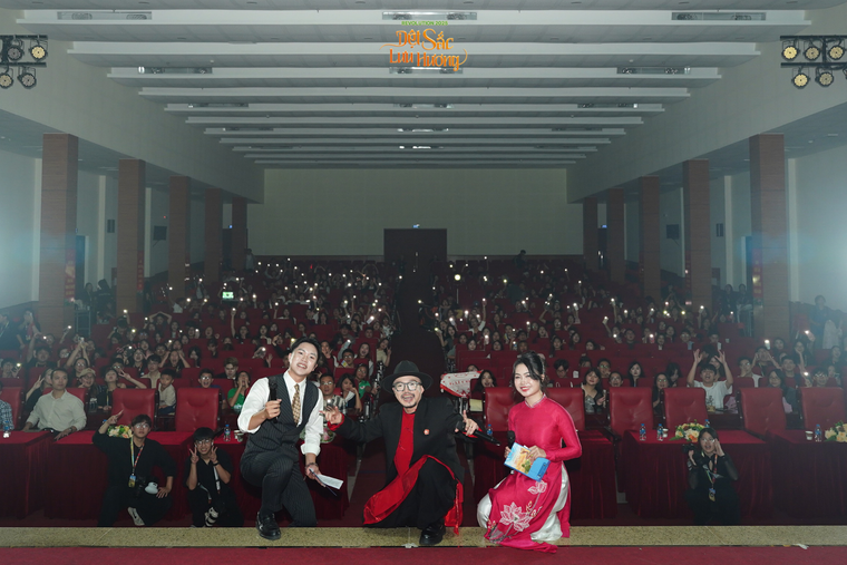 Hà Lê “se sợi chỉ” cảm xúc, kết nối hàng nghìn trái tim tại Đêm nhạc Revolution 2025: Dệt Sắc Lưu Hương ảnh 6