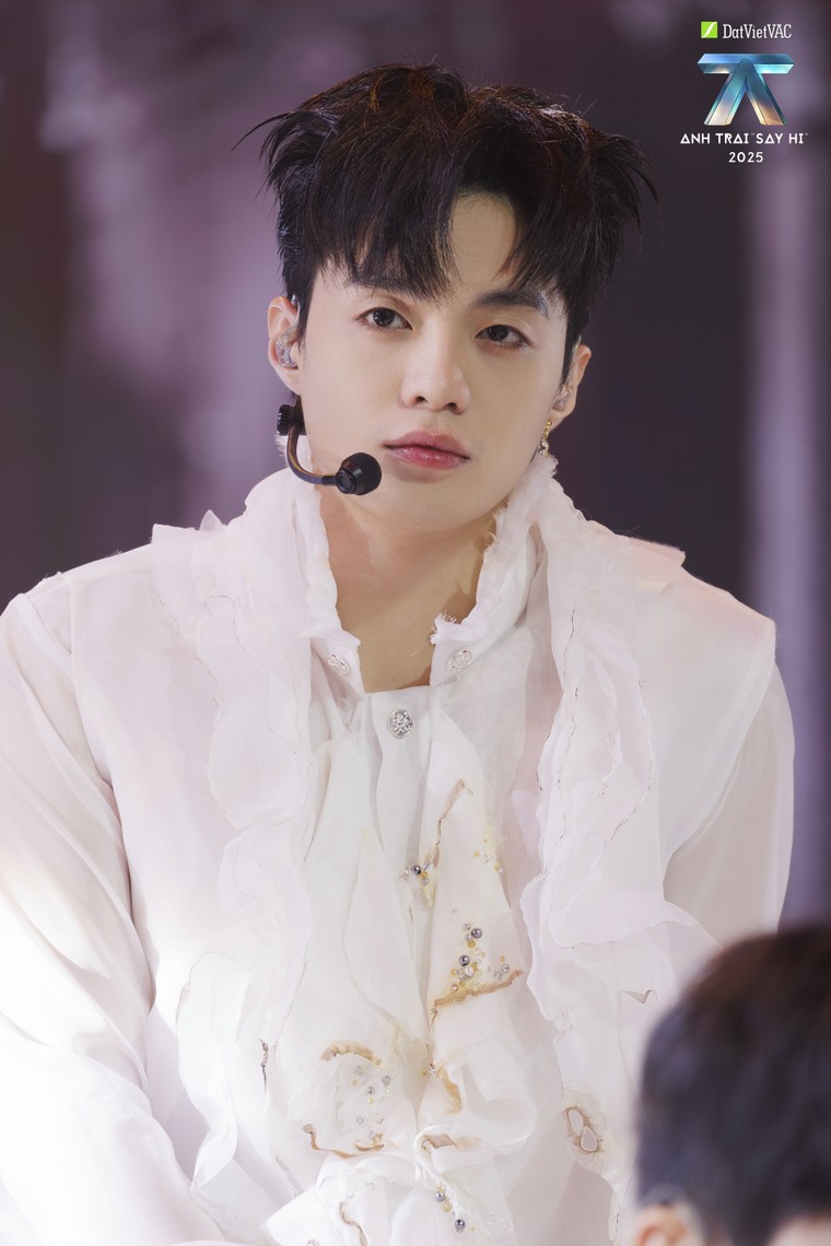 Anh Trai “Say Hi” 2025 Tập 10: “Ở đây ai cũng thương con” - Khi âm nhạc chạm vào nỗi lòng người con xa xứ ảnh 10