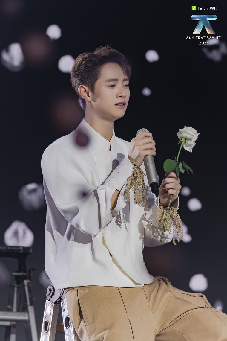 Anh Trai “Say Hi” 2025 Tập 10: “Ở đây ai cũng thương con” - Khi âm nhạc chạm vào nỗi lòng người con xa xứ ảnh 4