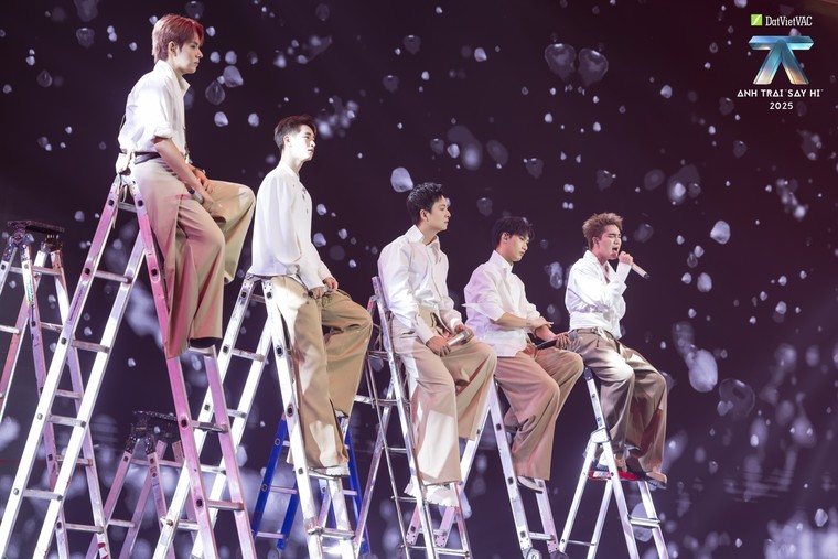 Anh Trai “Say Hi” 2025 Tập 10: “Ở đây ai cũng thương con” - Khi âm nhạc chạm vào nỗi lòng người con xa xứ ảnh 2