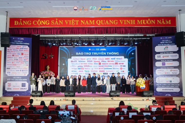 Bùng nổ sắc màu sáng tạo tại đêm Chung kết HyperCreative 2025 trường Báo: Bật sắc họa dấu ấn ảnh 12