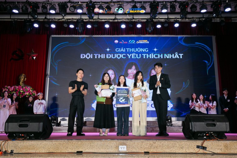 Bùng nổ sắc màu sáng tạo tại đêm Chung kết HyperCreative 2025 trường Báo: Bật sắc họa dấu ấn ảnh 15