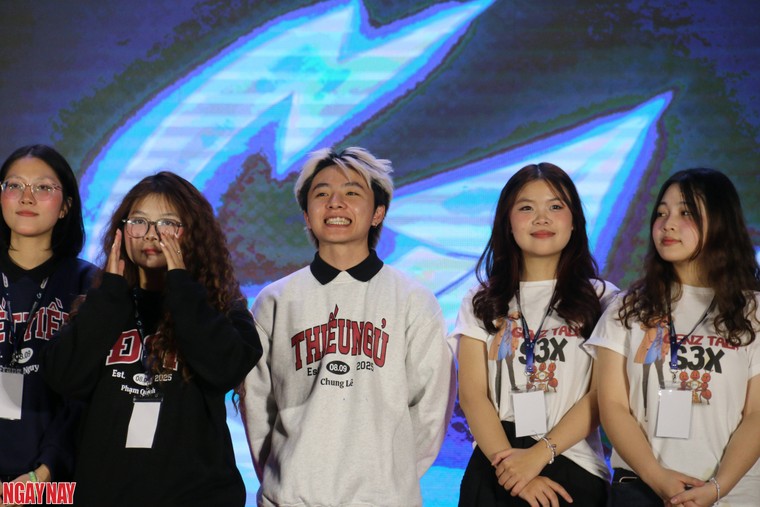 Bùng nổ sắc màu sáng tạo tại đêm Chung kết HyperCreative 2025 trường Báo: Bật sắc họa dấu ấn ảnh 2