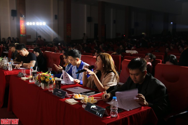 Bùng nổ sắc màu sáng tạo tại đêm Chung kết HyperCreative 2025 trường Báo: Bật sắc họa dấu ấn ảnh 1