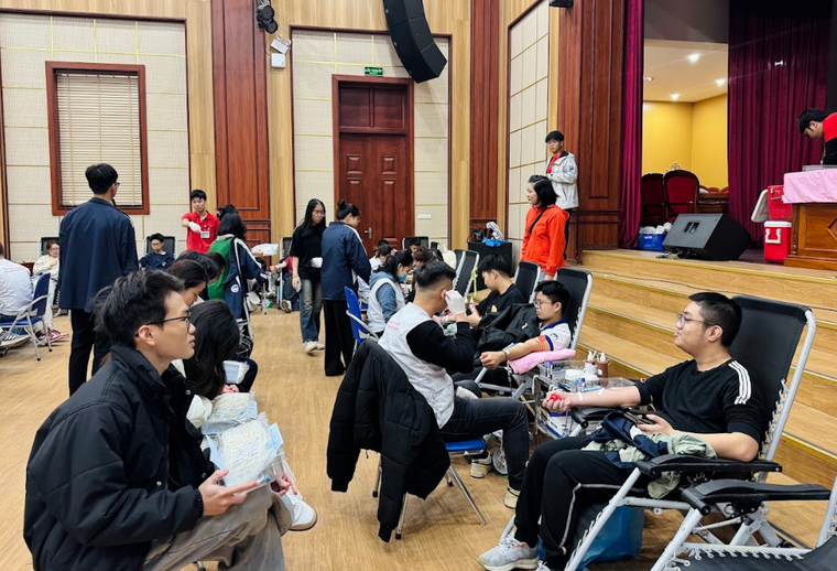 Dòng Máu Lạc Hồng 2025: Những giọt máu nối dài sự sống từ sinh viên NEU ảnh 1