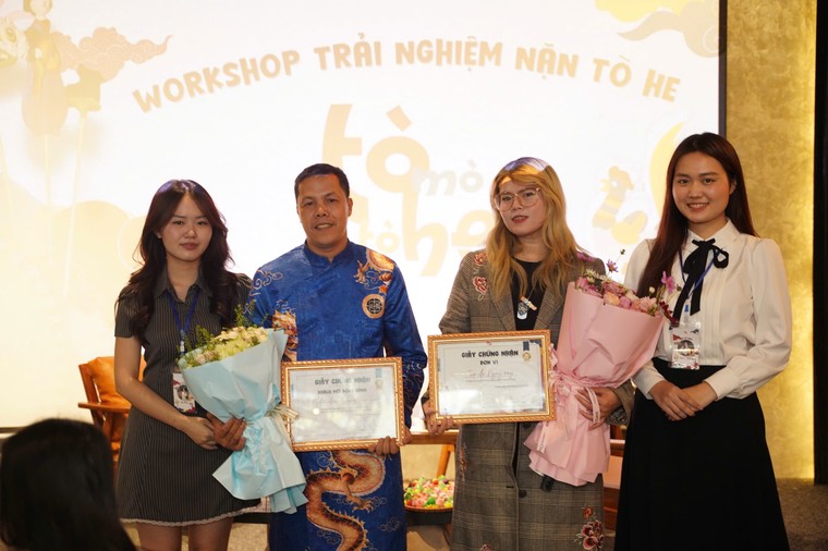 Cùng nghệ nhân tò he Đặng Văn Tiên đắm chìm trong không gian văn hóa tuổi thơ ảnh 1