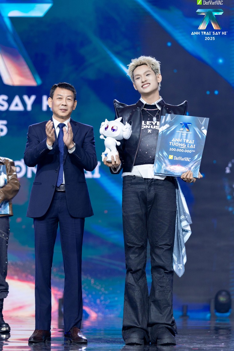 Bùi Trường Linh nhận giải “Anh Trai Tương Lai” từ đại diện Bộ VH-TT&DL tại đêm Chung kết Anh Trai Say Hi 2025 ảnh 2