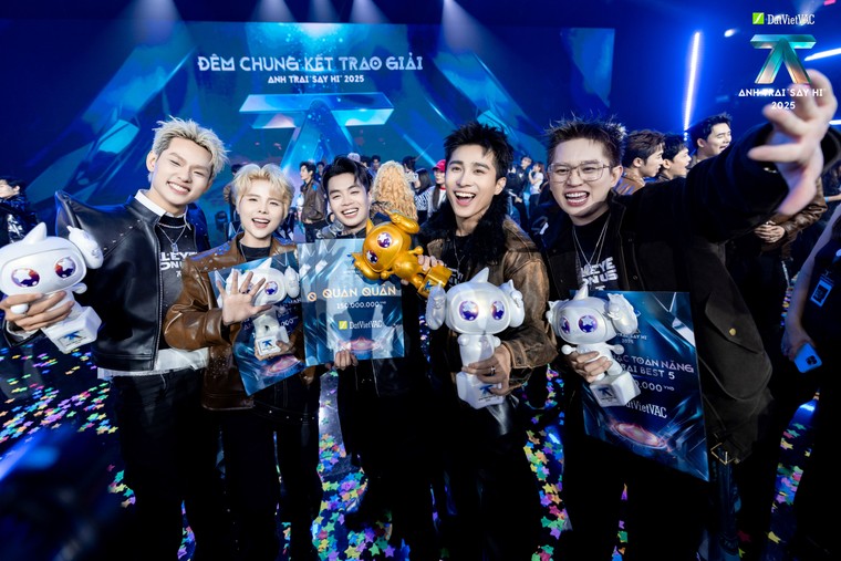 Bùi Trường Linh nhận giải “Anh Trai Tương Lai” từ đại diện Bộ VH-TT&DL tại đêm Chung kết Anh Trai Say Hi 2025 ảnh 4