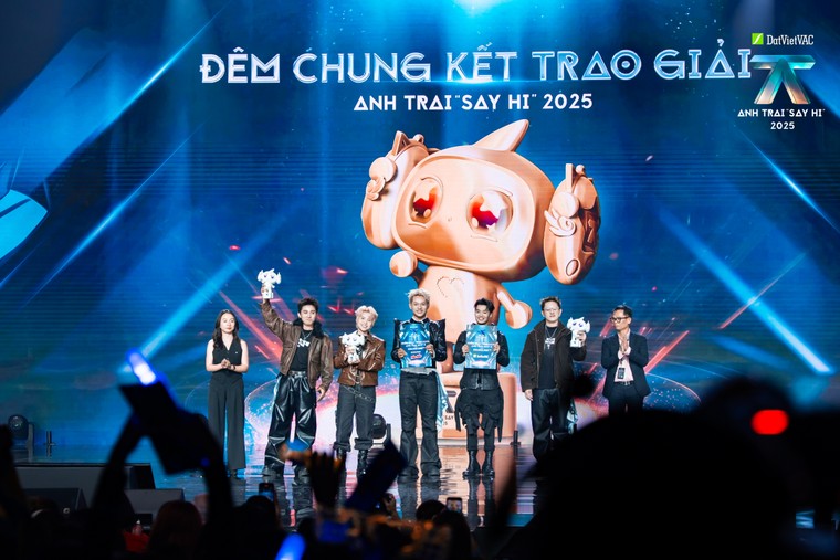 Bùi Trường Linh nhận giải “Anh Trai Tương Lai” từ đại diện Bộ VH-TT&DL tại đêm Chung kết Anh Trai Say Hi 2025 ảnh 3